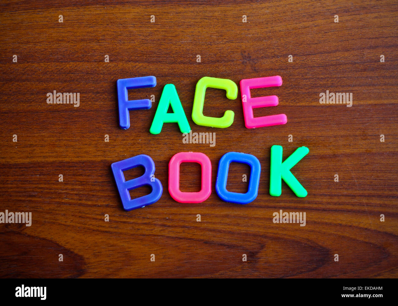 Facebook in bunten Spielzeug-Buchstaben auf Holz Hintergrund Stockfoto