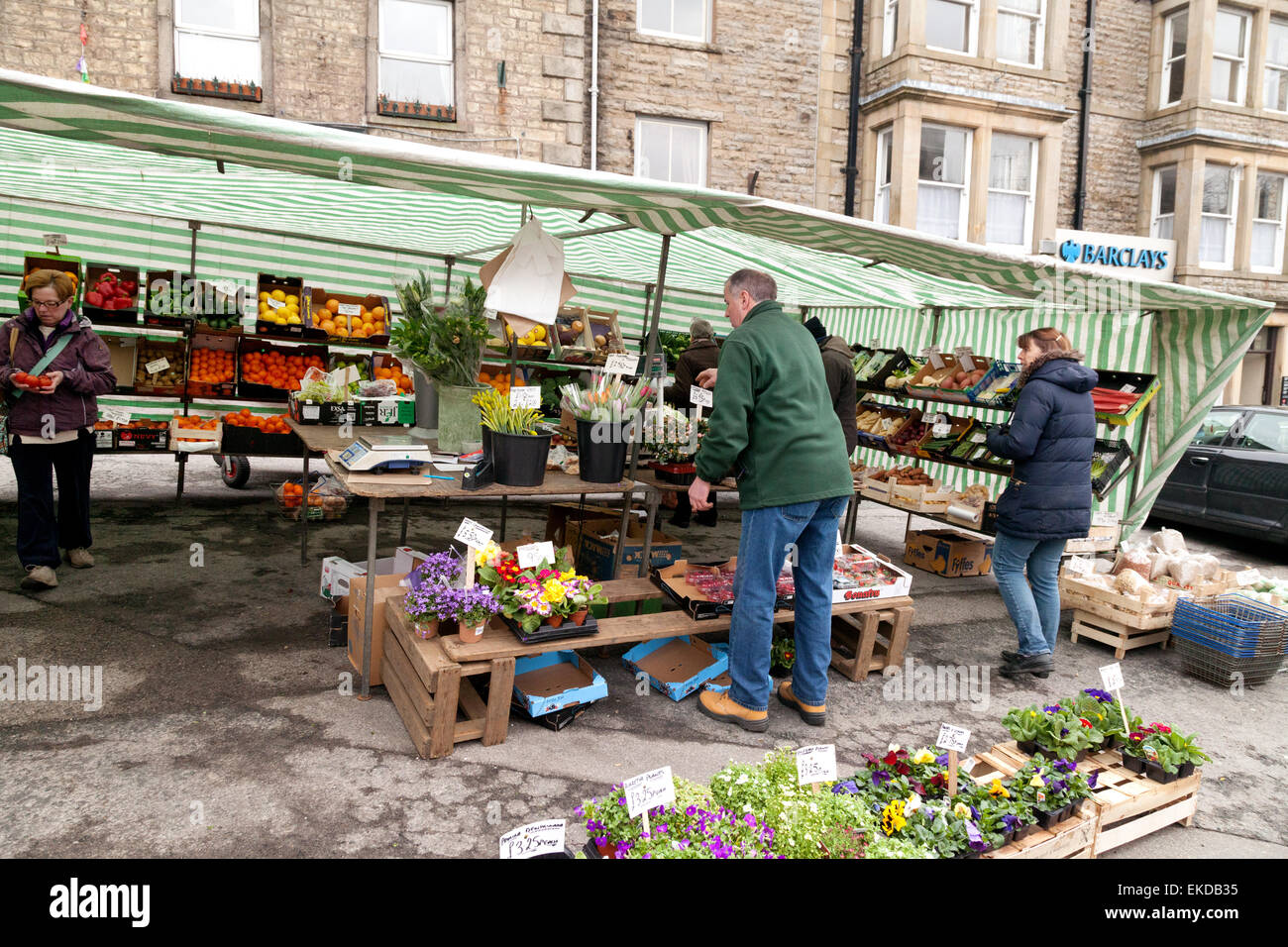 Menschen Einkaufen in einem Blumen-, Obst- und Gemüse Stall, Hawes, Yorkshire Dales, North Yorkshire UK Stockfoto