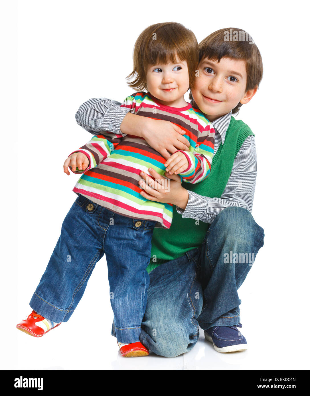 Lächelnden jungen Bruder und Schwester in einer Umarmung Stockfoto