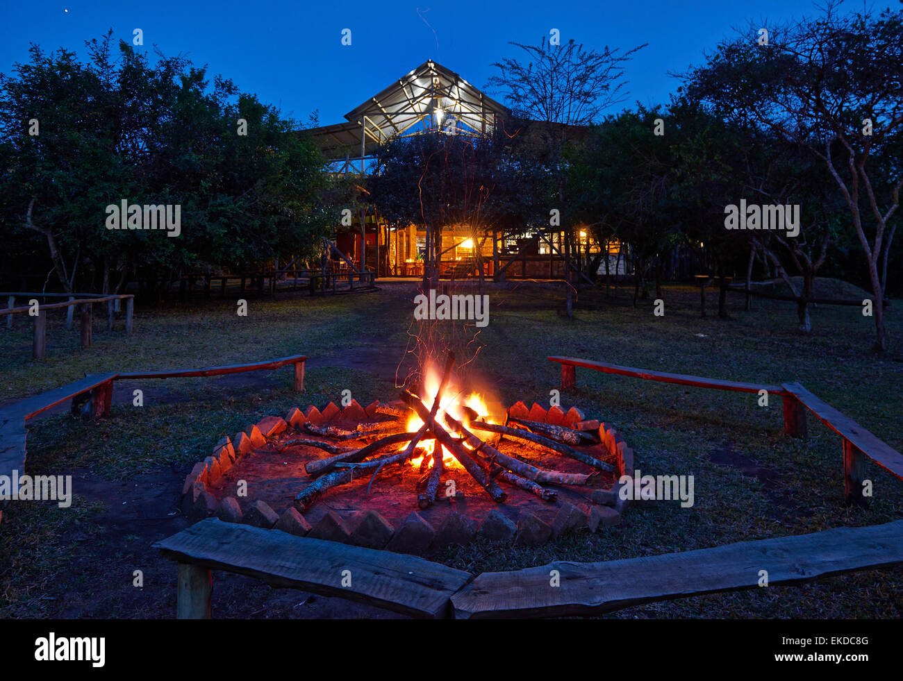 Lagerfeuer in Arcadia Cottages, Lake Mburo National Park, Uganda, Afrika Stockfoto