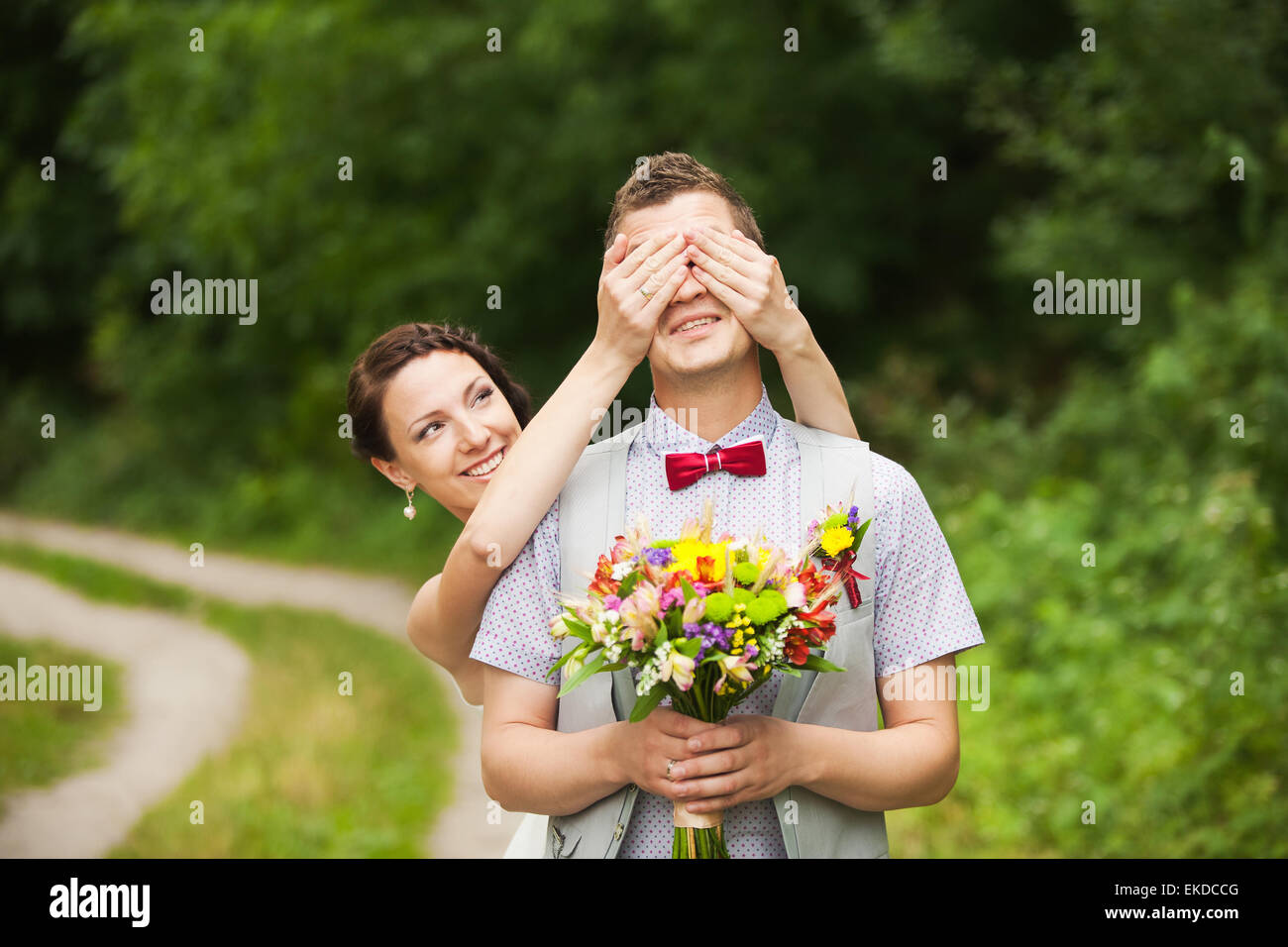 Brautpaar stehend im grünen Park, küssen, Lächeln, lachen, umarmen. Liebhaber in Hochzeitstag Stockfoto