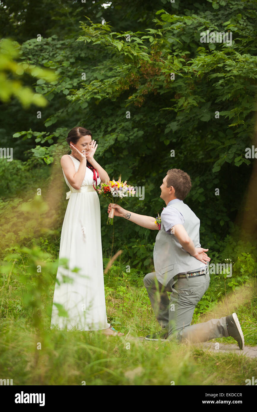 Brautpaar stehend im grünen Park, küssen, Lächeln, lachen, umarmen. Liebhaber in Hochzeitstag Stockfoto