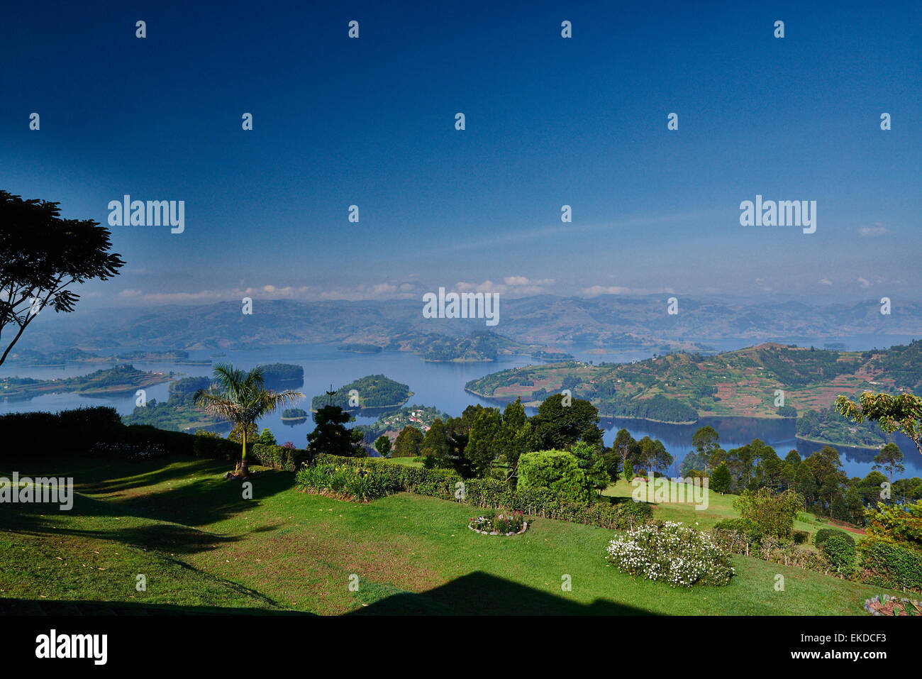 Blick von Terrasse des Arcadia Lodge am Lake Bunyonyi, Uganda, Afrika Stockfoto