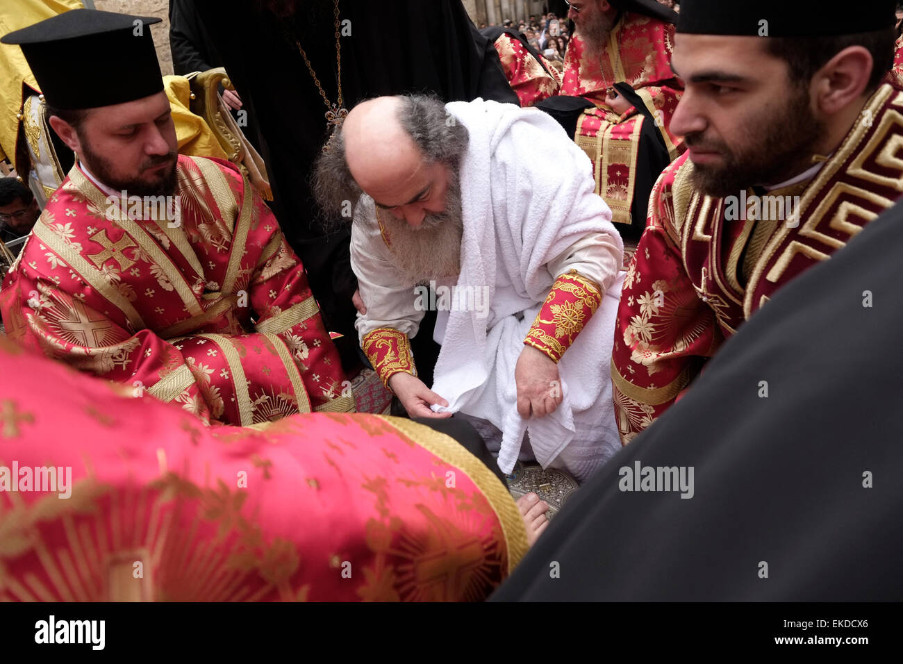 Griechisch orthodoxe Patriarch von Jerusalem Theophilos III und geistlichen, die Teilnahme an der "Fußwaschung" Zeremonie in der Kirche des Heiligen Grabes in der alten Stadt von Jerusalem Israel Stockfoto