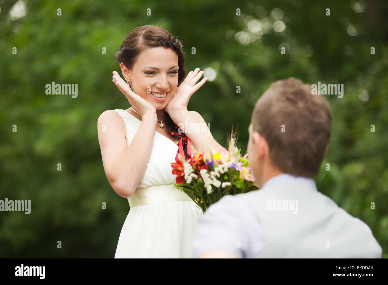 Brautpaar stehend im grünen Park, küssen, Lächeln, lachen, umarmen. Liebhaber in Hochzeitstag Stockfoto
