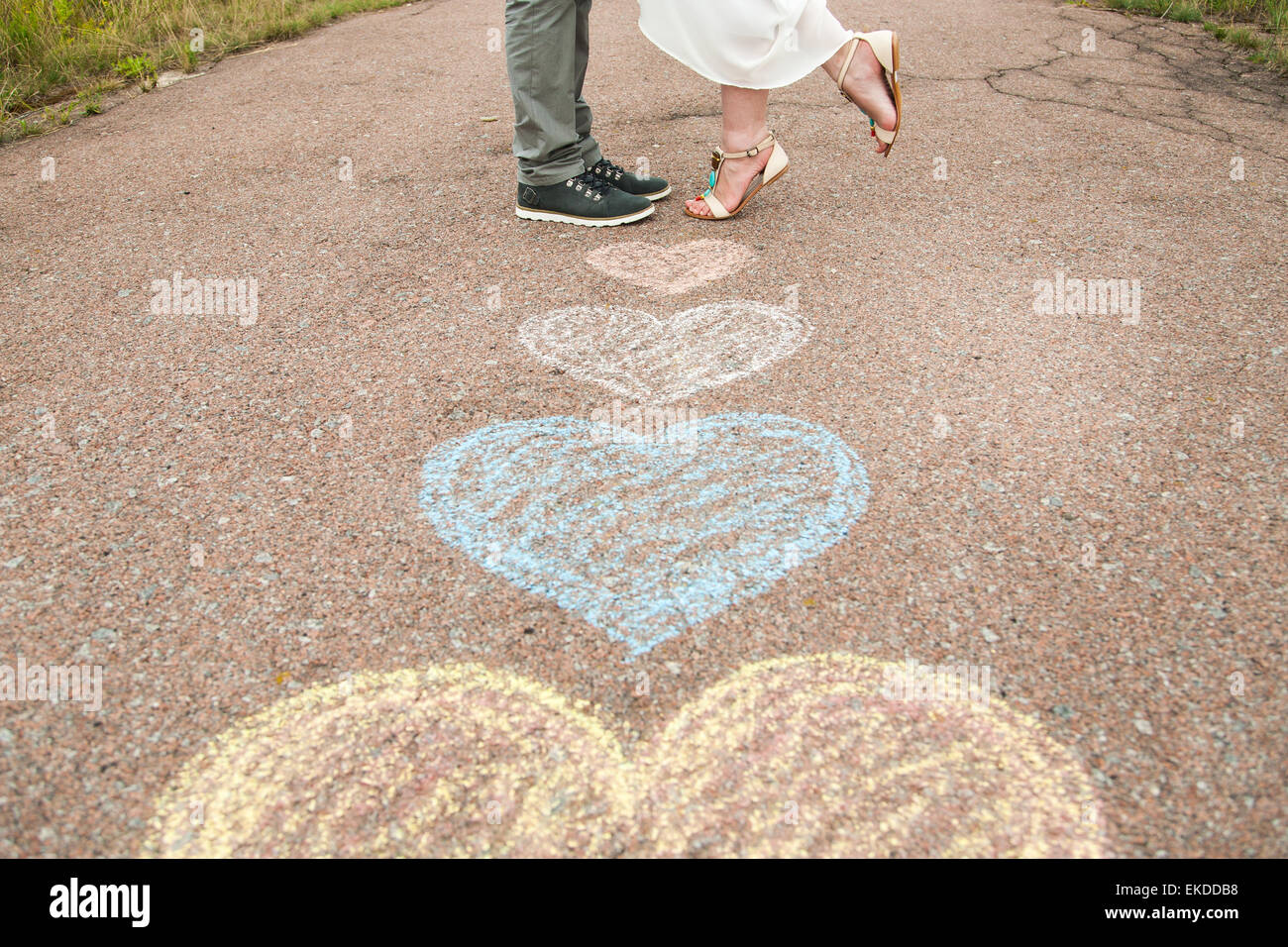 Herz Symbole geformt mit Buntstiften auf Boden und zwei verliebte. Lifestyle und Gefühle Konzept. Stockfoto