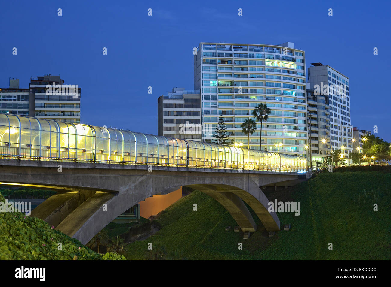 E. Villena Rey Brücke in Miraflores, Lima, Peru am Abend Stockfoto