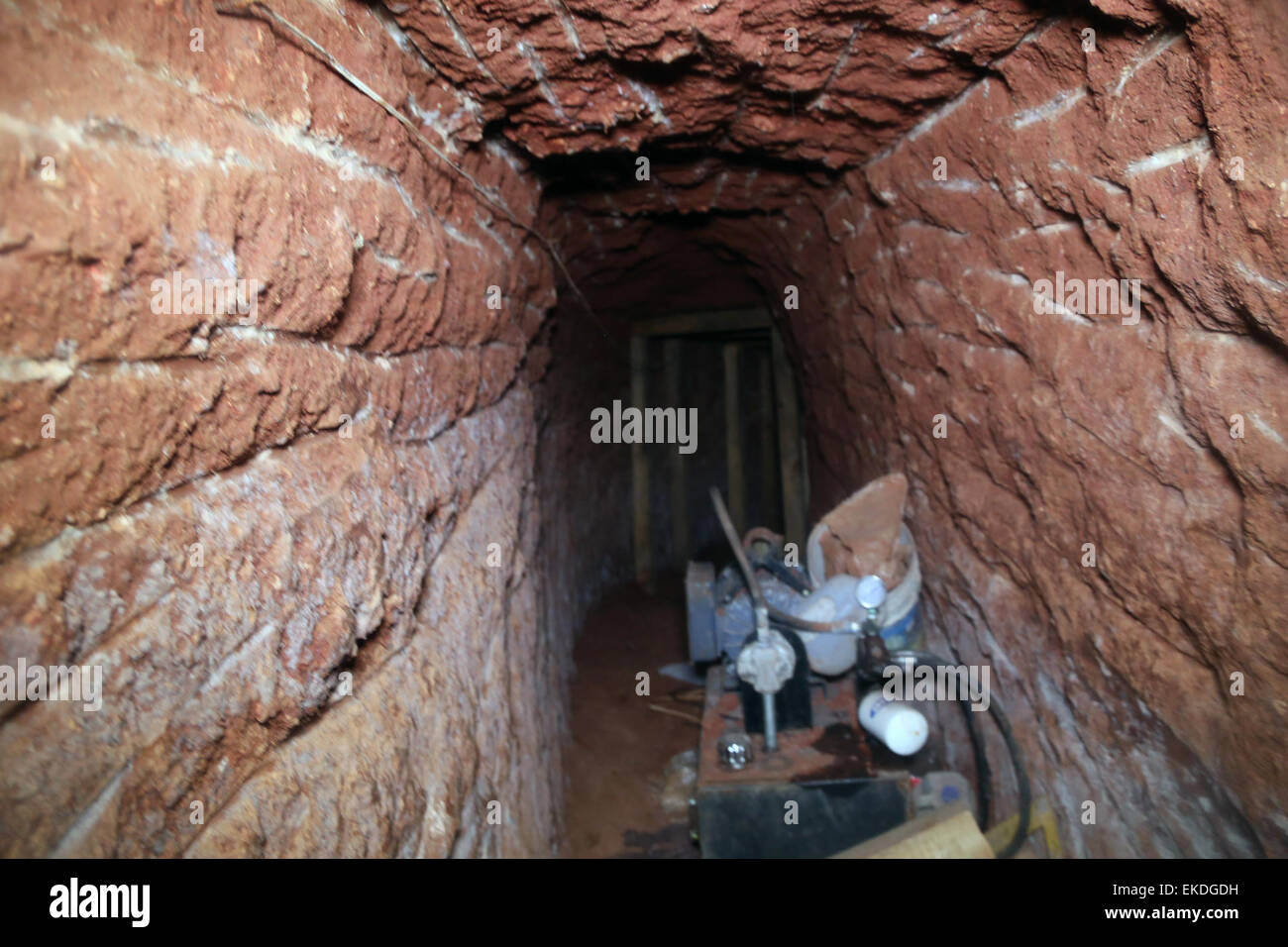 022415: NACO, ARIZ-FBI-Agenten weiterhin die Entdeckung eines anspruchsvollen grenzüberschreitende Medikament Tunnels über Nacht unbedeckt zu untersuchen, nach einer Verkehrskontrolle von der örtlichen Polizei, die mehr als zwei Tonnen Marihuana ergab.  : Daniel Barrios Stockfoto