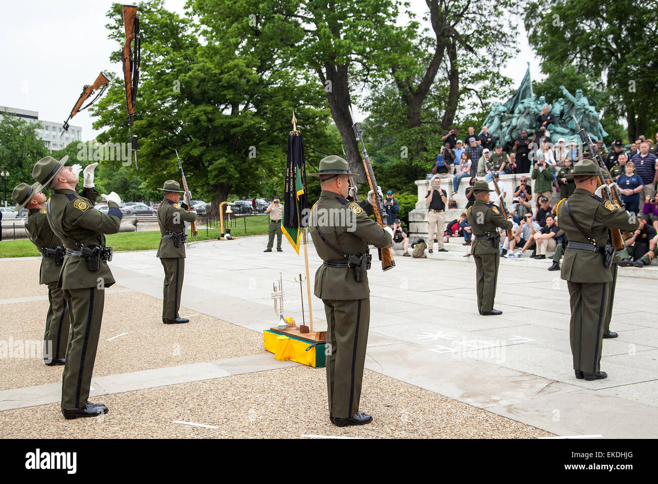 Während der Police Week 2014 fand ein Drill Team Wettbewerb im Ulysses S. Grant Memorial vor dem U.S. Capitol statt. Teams der Grenzschutzbehörde und des Office of Field Operations repräsentierten das CBP und stellten ihre Fähigkeiten und Disziplin unter Beweis. Foto: Josh Denmark. Stockfoto