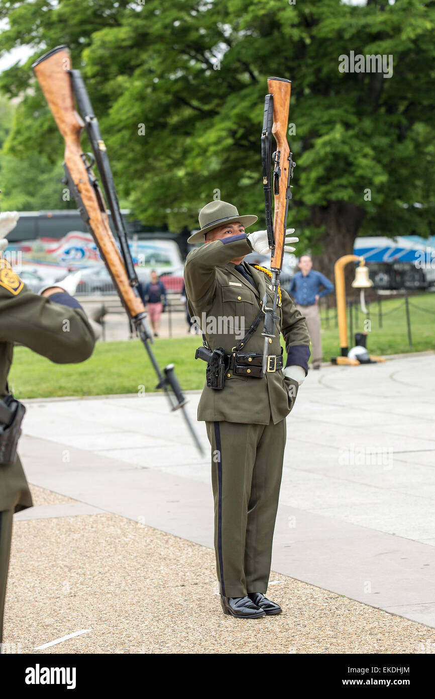 Während der Police Week 2014 fand ein Drill Team Competition vor dem US Capitol im Ulysses S. Grant Memorial statt. Die Teams der CBP-Grenzpatrouille und des Office of Field Operations nahmen an dieser äußerst umkämpften Veranstaltung Teil und demonstrierten ihre Bohrpräzision. Stockfoto