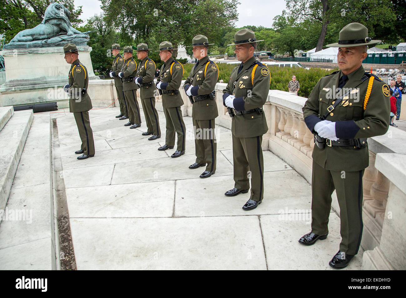 051414: Washington, D.C. - der 12. jährliche Steve Young Honor Guard Wettbewerb wurde in der 2014-Polizei-Woche statt. Der Wettbewerb fand auf der Ulysses S. Grant Memorial vor dem US Capitol. Der Wettbewerb-Hosts, die Ehrengarde aus überall in den USA und in diesem Jahr CBP von Border Patrol und dem Office of Field Operations Teams vertreten war.   Josh Denmark Stockfoto