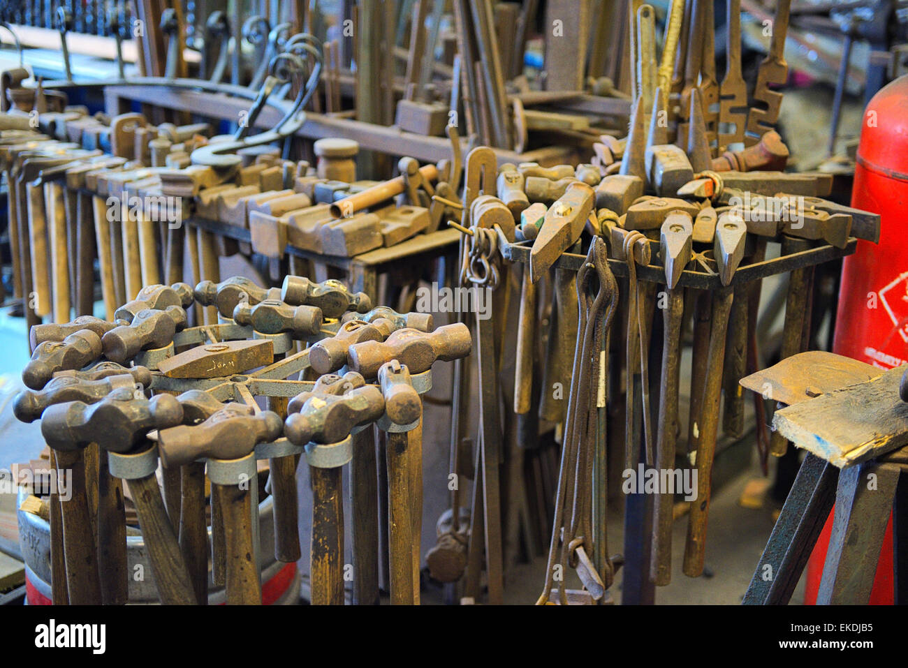 Vielzahl von Werkzeugen einschließlich Hämmer verwendet von Schmied bei Westpoint Schmiede, UK Stockfoto