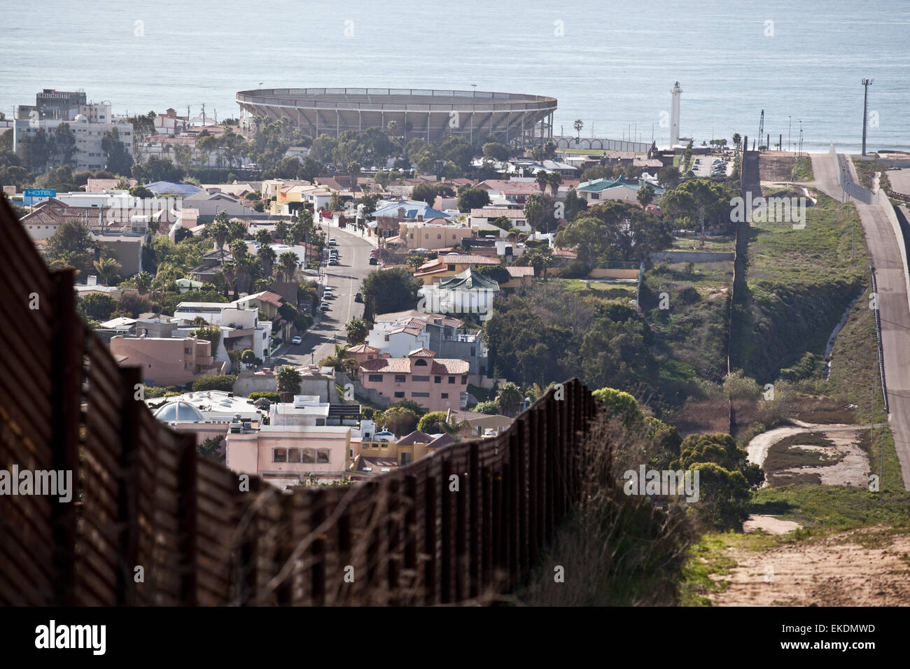 Grenzzaun mit Tijuana auf der linken Seite.   Josh Denmark Stockfoto