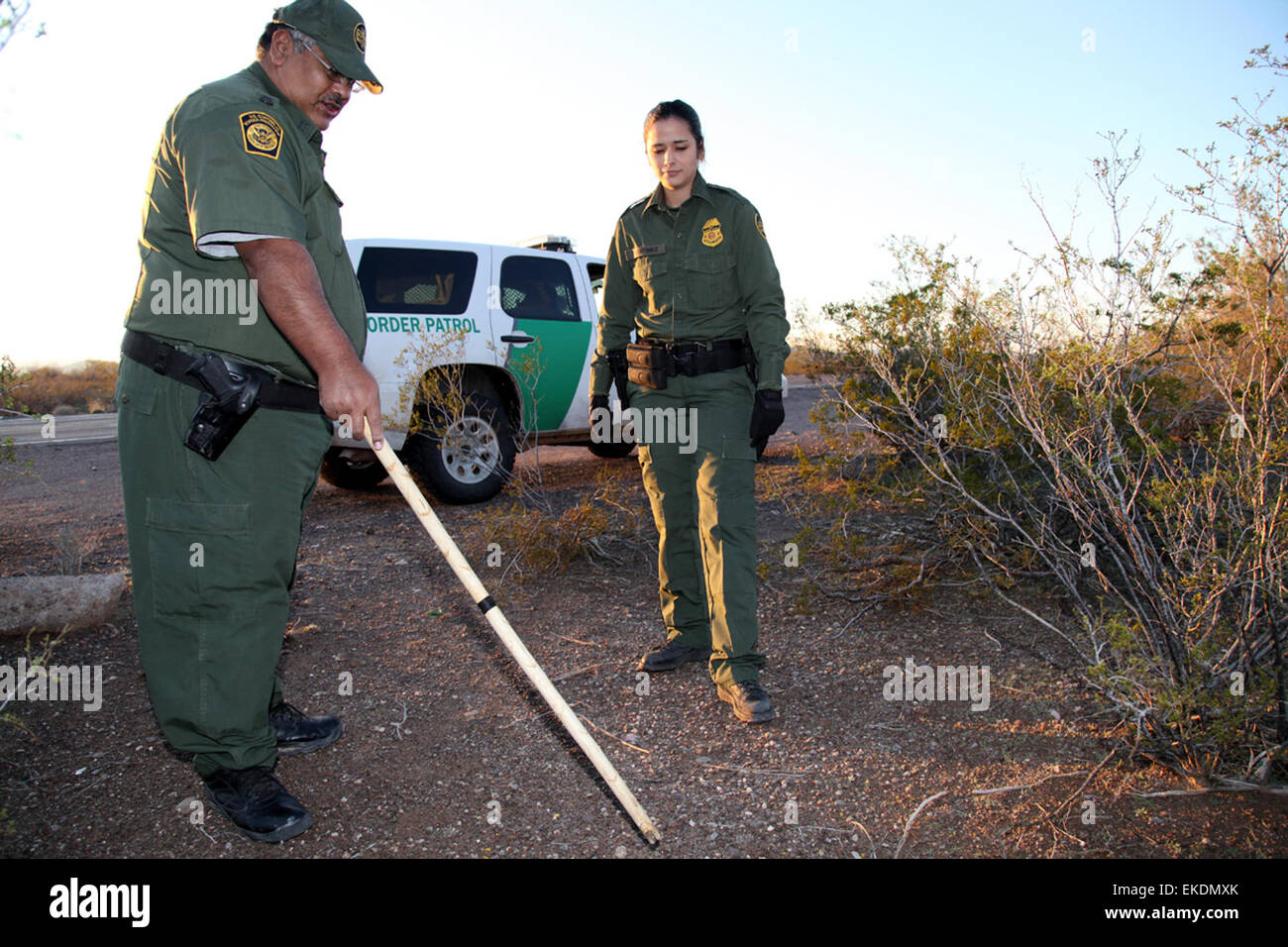 121911: TUCSON, Arizona – In den meisten Familien, Traditionen tief gehen und spielen eine wichtige Rolle bei der Verabschiedung wissen von einer Generation zur nächsten.  Die United States Border Patrol teilt diese Familientradition.  Ein Agent Tucson Sektor verläuft jetzt die Fackel an seine Tochter gemeinsam mit ihr zu ihrem altehrwürdigen Techniken zu unterrichten.  SBPA Paul Martinez, zusammen mit seiner Tochter BPA Sarah Martinez, initiieren eine Tracking-Vorgangs in der westlichen Wüste des Bereichs Tucson.  Foto von Carole Condon Stockfoto