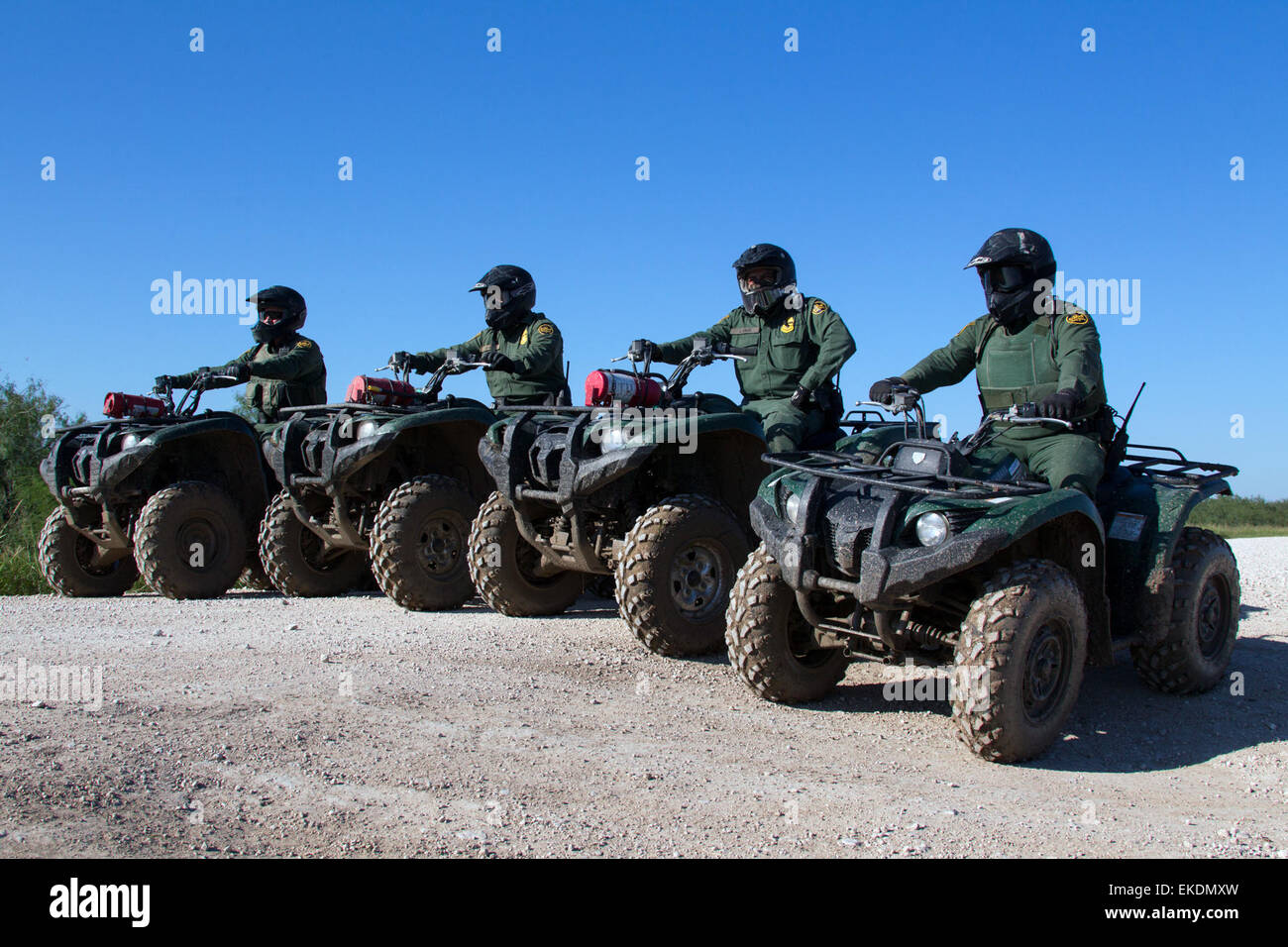 Am 23. September 2013 patrouillierte ein US-Border Patrol-Agent mit einem All Terrain Vehicle (ATV) an der Grenze zu Südtexas. Diese Methode der Patrouillierung verbessert die Fähigkeit des Agenten, unwegsames Gelände abzudecken und schnell auf Vorfälle zu reagieren. Stockfoto