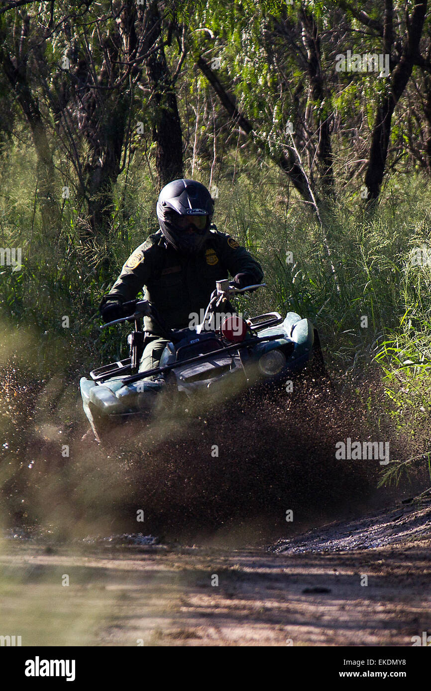 Am 23. September 2013 patrouillierte ein Border Patrol Agent mit einem All Terrain Vehicle (ATV) die Grenze zu Südtexas. Der Einsatz von ATVs erhöht die Mobilität und Effizienz bei der Überwachung abgelegener Grenzgebiete. Stockfoto