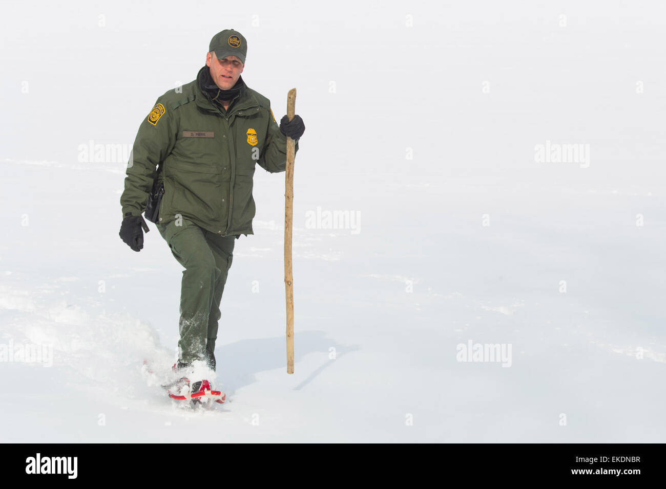 CBP Büro der Border Patrol führt Kälte Operationen in der Wellesley Island, Alexandria Bay und Clayton Region von New York entlang der Grenze zwischen den Vereinigten Staaten und Kanada. Ein Border Patrol Agent geht die Gegend in der Nähe der US-kanadischen Grenze.  James Tourtellotte Stockfoto