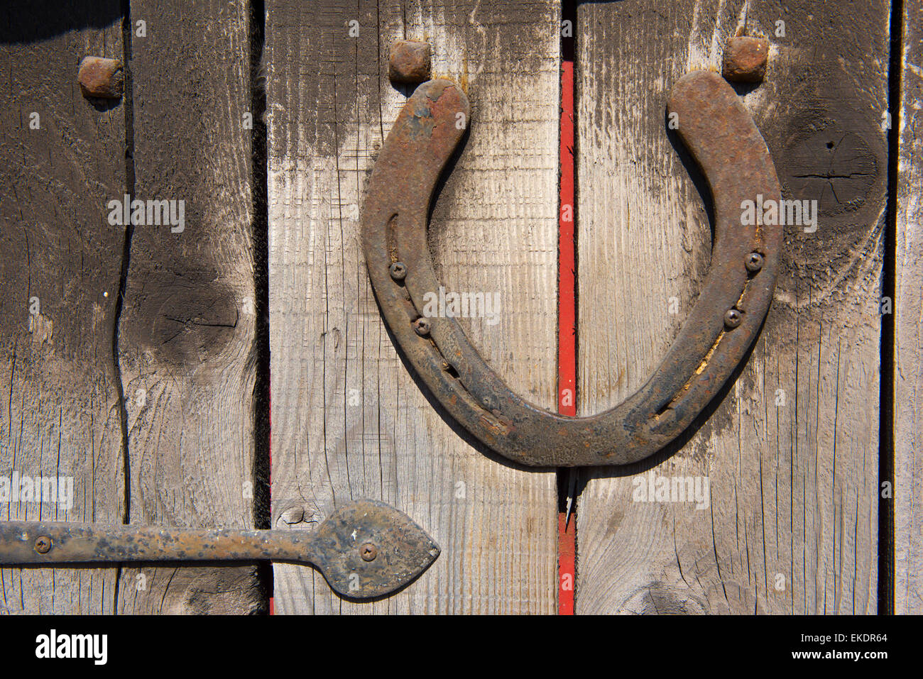 Alte Hufeisen auf der Tür montiert Stockfoto
