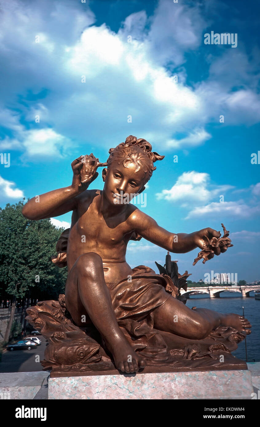 Paris, Brücken, Frankreich - Nahaufnahme, öffentliche Kunst, Monument, Brücke „Pont Alexandre III“, klassische Skulptur, Statue, malerische Flusslandschaft Stockfoto