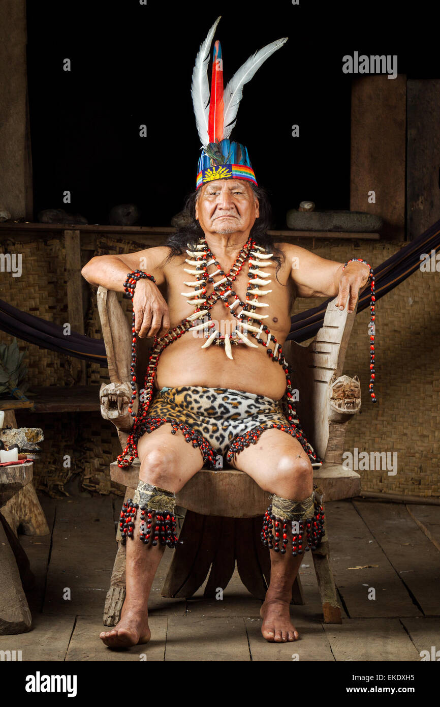 Im ecuadorianischen Amazonien Schamanen, die bei einem echten Ayahuasca Zeremonie Model Released Images, wie gesehen, im April 2015 Stockfoto