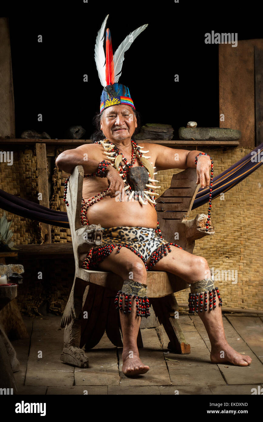 SCHAMANEN IM ECUADORIANISCHEN AMAZONASGEBIET WÄHREND EINER ECHTEN AYAHUASCA ZEREMONIE MODELL FREIGEGEBEN IMAGE AS GESEHEN IM APRIL 2015 Stockfoto