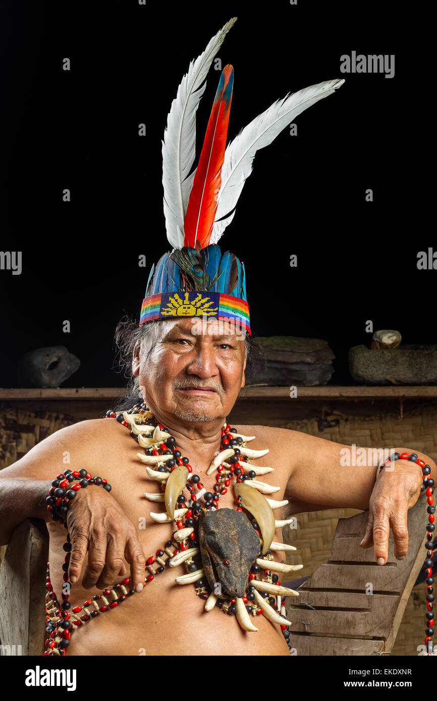 Im ecuadorianischen Amazonien Schamanen, die bei einem echten Ayahuasca Zeremonie Model Released Images, wie gesehen, im April 2015 Stockfoto