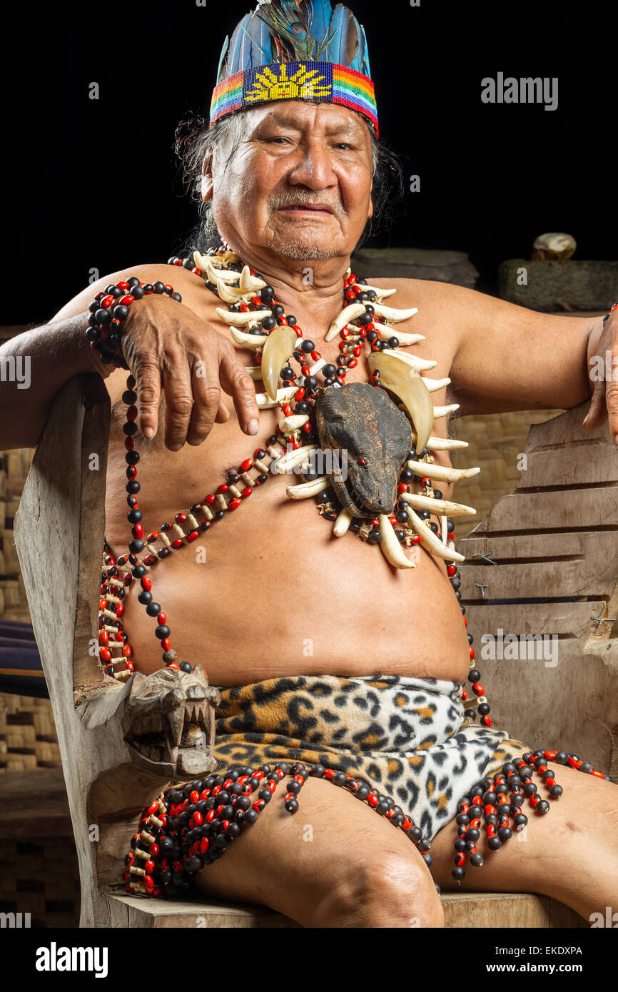 Im ecuadorianischen Amazonien Schamanen, die bei einem echten Ayahuasca Zeremonie Model Released Images, wie gesehen, im April 2015 Stockfoto