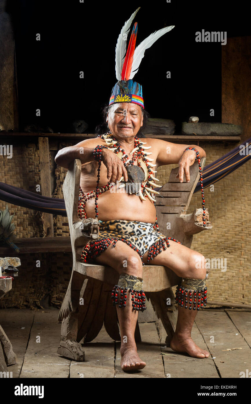 Im ecuadorianischen Amazonien Schamanen, die bei einem echten Ayahuasca Zeremonie Model Released Images, wie gesehen, im April 2015 Stockfoto