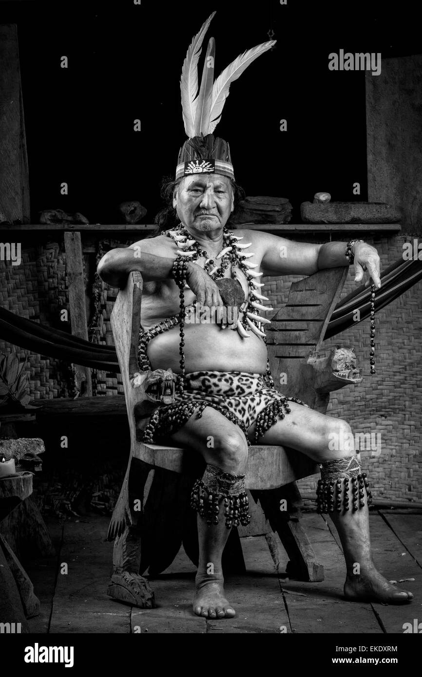 Im ecuadorianischen Amazonien Schamanen, die bei einem echten Ayahuasca Zeremonie Model Released Images, wie gesehen, im April 2015 Stockfoto