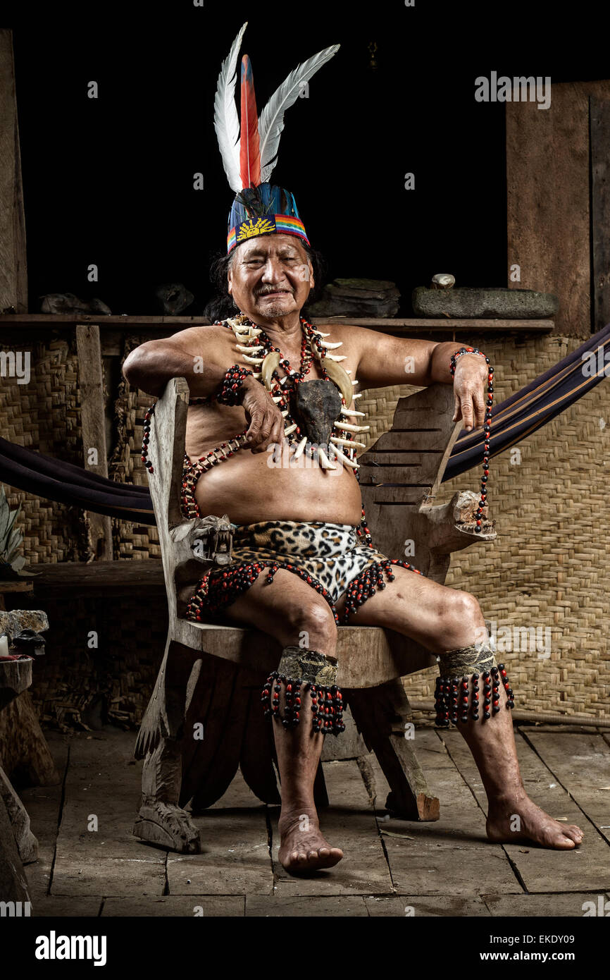 Im ecuadorianischen Amazonien Schamanen, die bei einem echten Ayahuasca Zeremonie Model Released Images, wie gesehen, im April 2015 Stockfoto