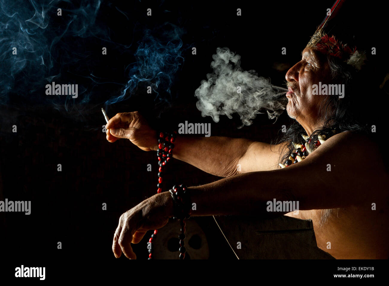 Im ecuadorianischen Amazonien Schamanen, die bei einem echten Ayahuasca Zeremonie Model Released Images, wie gesehen, im April 2015 Stockfoto