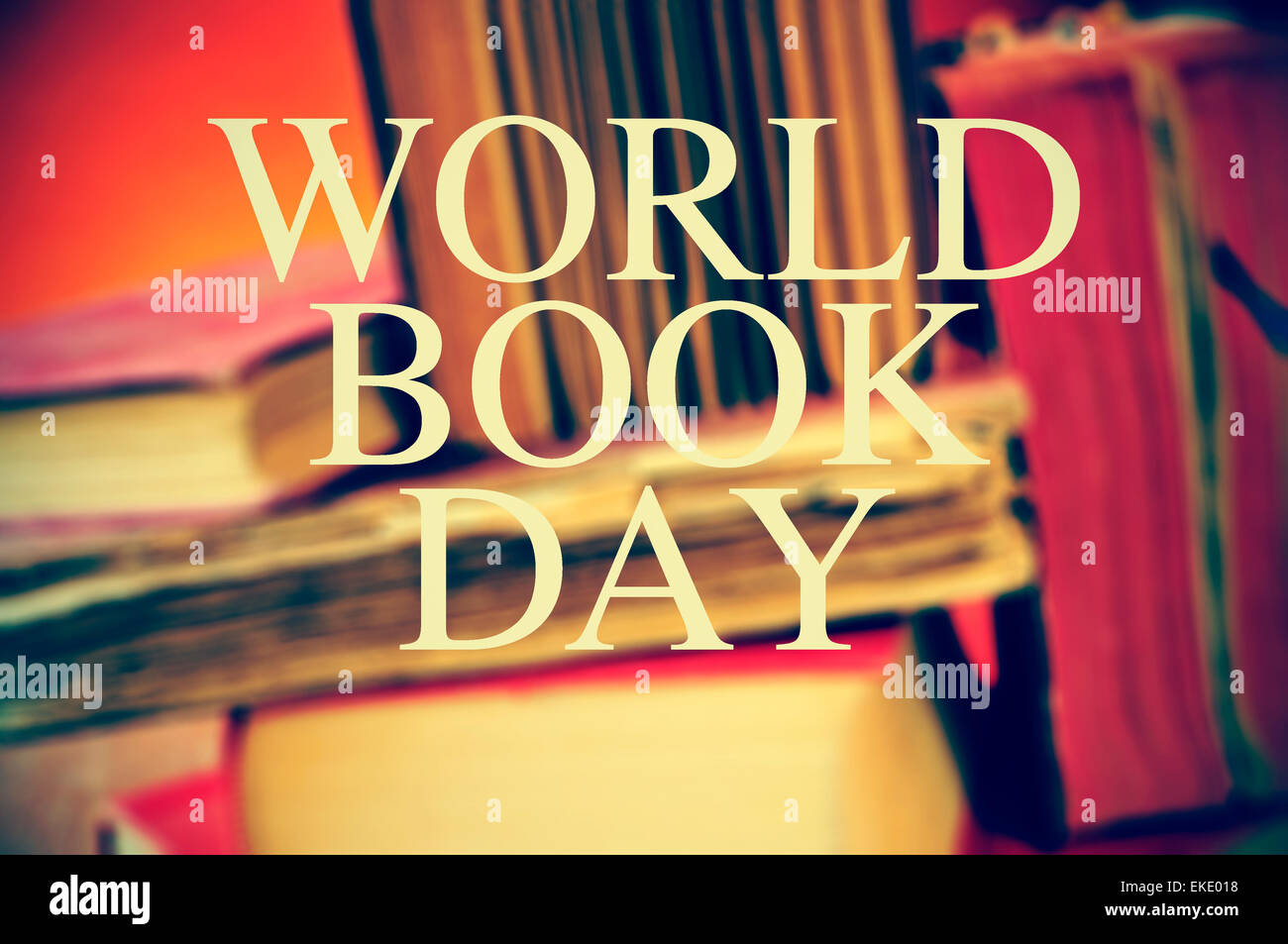 der Text Welttag des Buches mit einem Haufen von unscharfen alte Bücher im Hintergrund Stockfoto