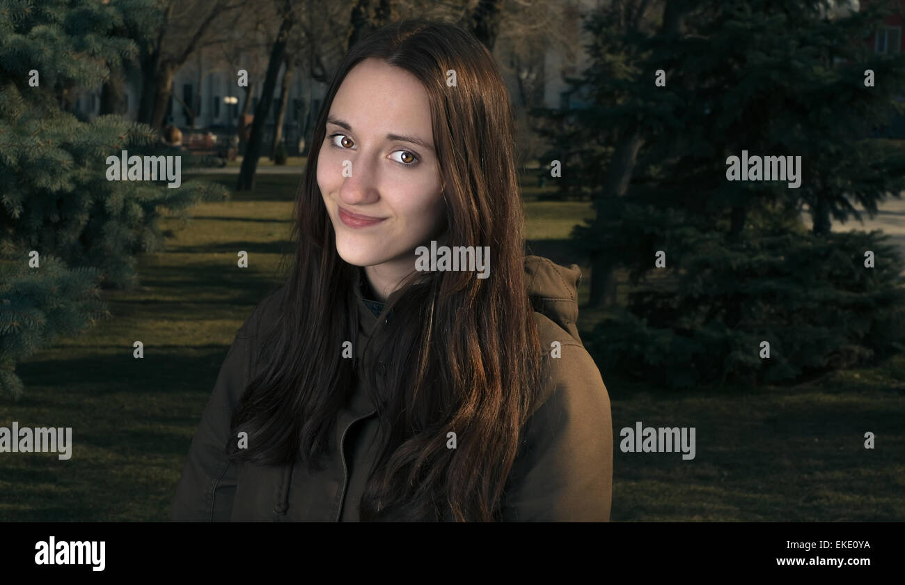 Getönten Bild der langhaarige brünette Teen Mädchen im Stadtpark Stockfoto