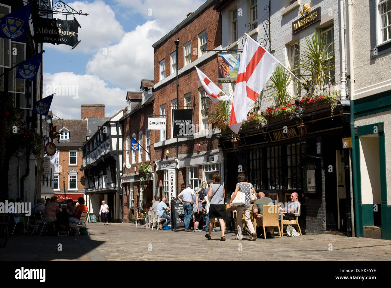 Shrewsbury Town Centre. Speisen Sie in Metzger-Reihe, eines der vielen attraktiven Straßen in der mittelalterlichen Stadt, Shropshire. Sommer 2014. Stockfoto