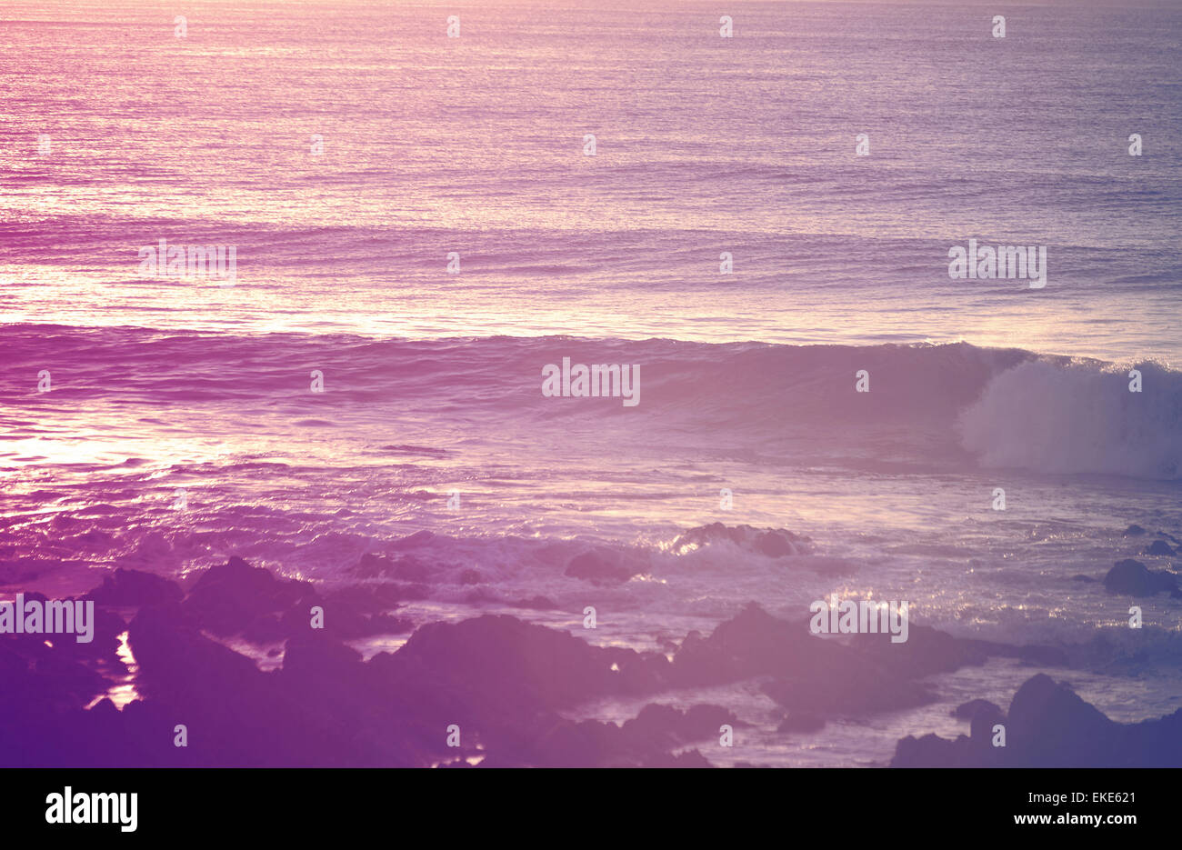 Retro Vintage Sommer surfen Shorebreak bei Sonnenaufgang. Chill-out Augenblick Konzept Fotografie. Stockfoto