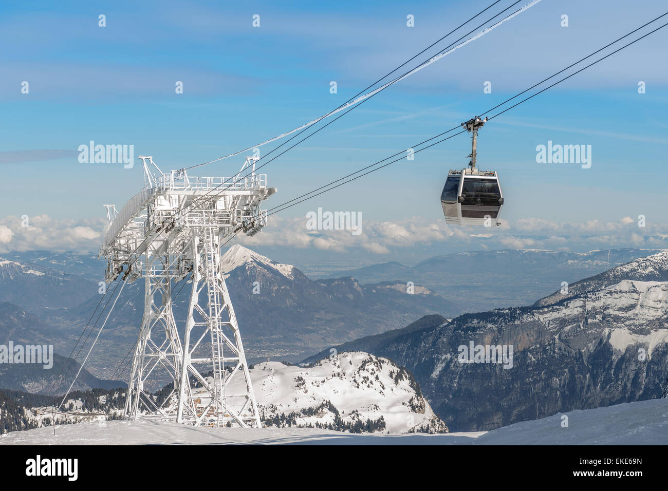 Aerial Skilift Ankunft auf französische Alpen-Hintergrund Stockfoto