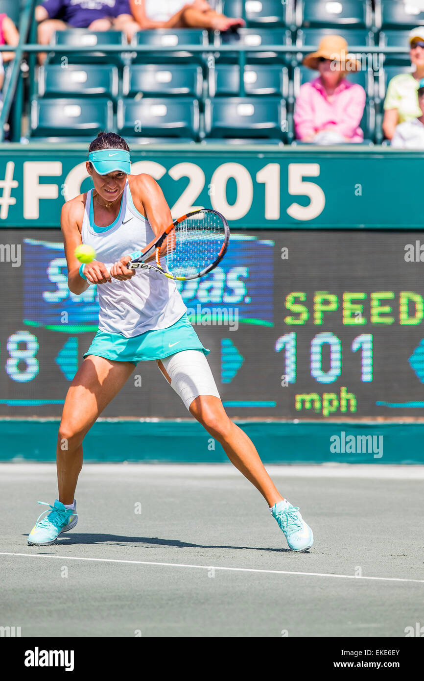 Charleston, SC, USA. 9. April 2015. Charleston, SC - 9. April 2015: [8] Caroline Garcia (FRA) gibt einen Volley, [Q] Lucie Hradecka (CZE] während ihres Spiels während der Family Circle Cup im Kreis der Familie Tennis Center in Charleston, SC. [Q] Lucie Hradecka gewinnt die 3. Vorrundenspiel 5-7, 7-5, 6-4 © Csm/Alamy Live-Nachrichten Stockfoto