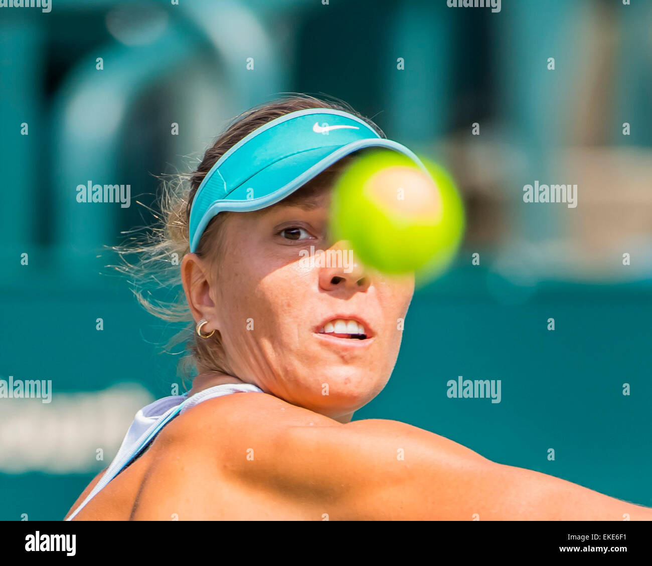 Charleston, SC, USA. 9. April 2015. Charleston, SC - 9. April 2015: [Q] Lucie Hradecka (CZE] liefert einen Aufschlag von [8] Caroline Garcia (FRA) während ihres Spiels während der Family Circle Cup im Kreis der Familie Tennis Center in Charleston, SC. [Q] Lucie Hradecka gewinnt die 3. Vorrundenspiel 5-7, 7-5, 6-4 © Csm/Alamy Live-Nachrichten Stockfoto