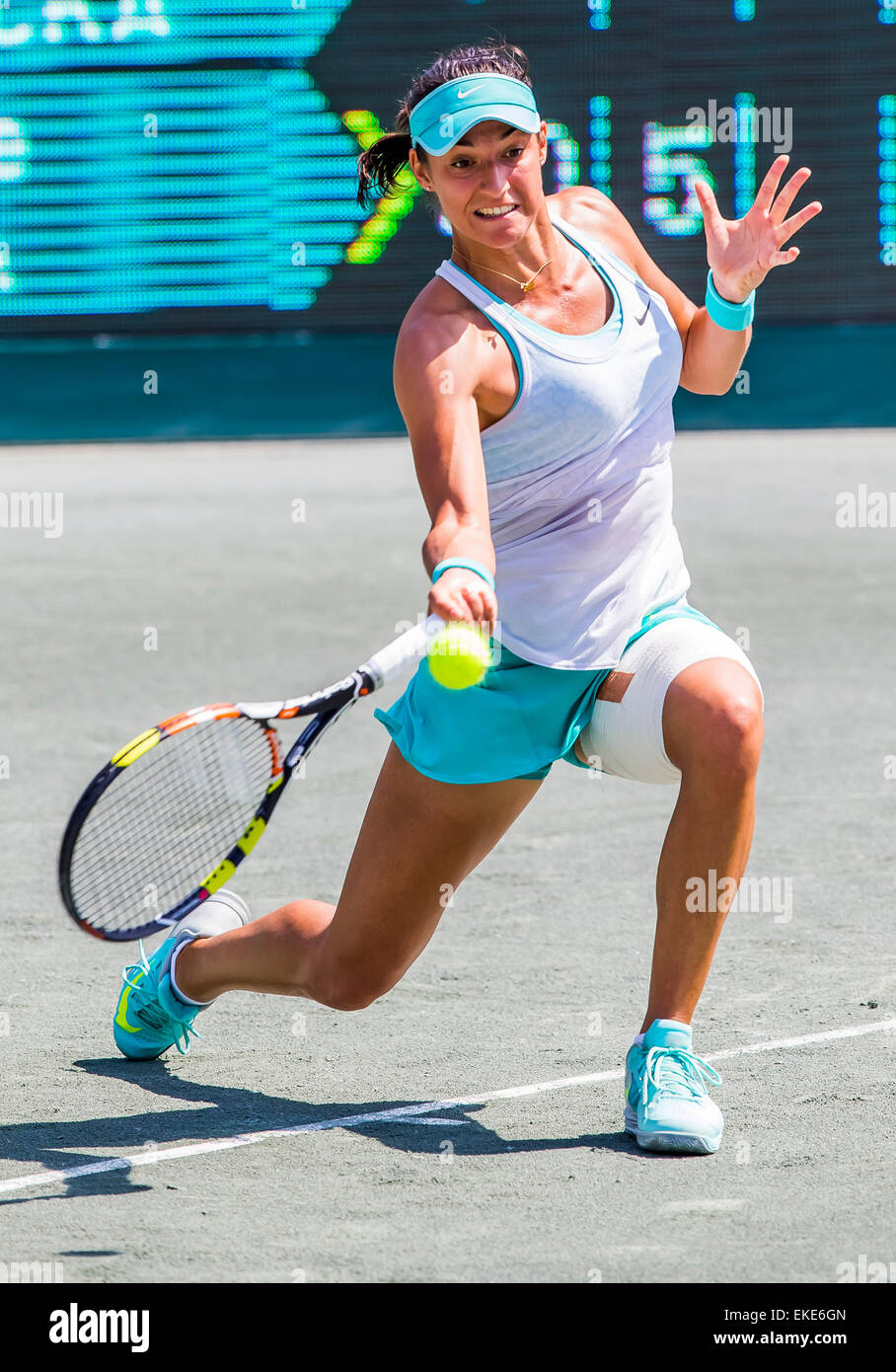 9. April 2015 - Charleston, SC, USA - Charleston, SC - 9. April 2015: [8] Caroline Garcia (FRA) gibt einen Volley, [Q] Lucie Hradecka (CZE] während ihres Spiels während der Family Circle Cup im Kreis der Familie Tennis Center in Charleston, SC.... [Q] Lucie Hradecka gewinnt die 3. Vorrundenspiel 5-7, 7-5, 6-4 Stockfoto