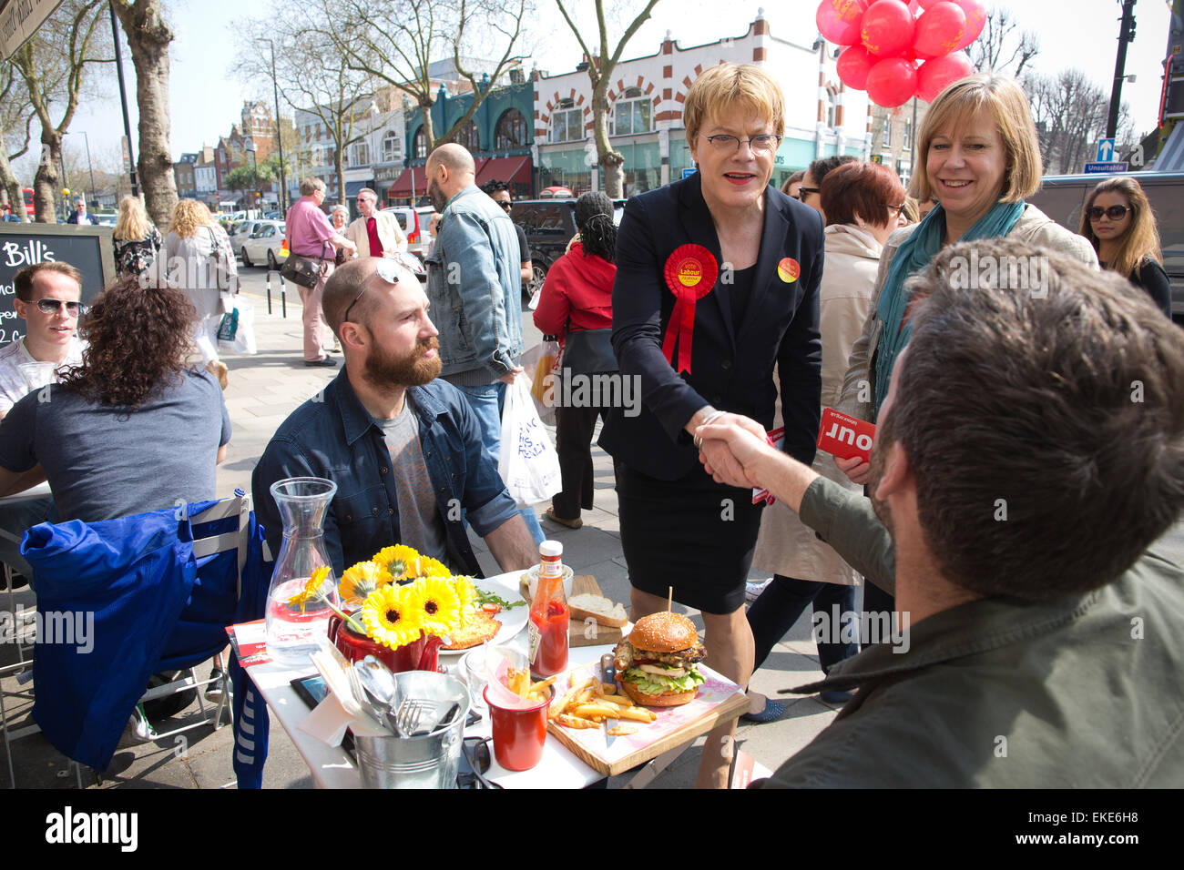 Britische Wahl 2015, Chiswick High Street, London, UK. 9. April 2015.  UK-Komiker Eddie Izzard Kampagnen mit Labour-Kandidat Ruth Cadbury auf Chiswick High Street, West-London, UK Stockfoto