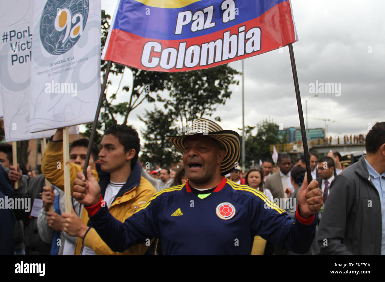 Bogota, Kolumbien. 9. April 2015. Bewohner beteiligen sich an der Marsch für den Frieden, Markierung der nationale Tag der Erinnerung und Solidarität mit den Opfern bewaffneter Konflikte, in Bogota, Kolumbien, am 9. April 2015. © Luisa Gonzalez/COLPRENSA/Xinhua/Alamy Live-Nachrichten Stockfoto