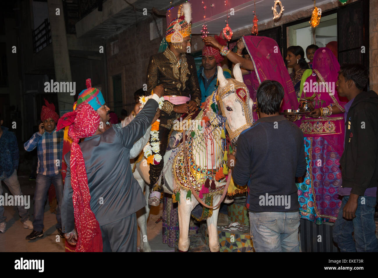 Bräutigam auf einem Pferd, das seinen Weg nach der Trauung Jodhpur Stockfoto