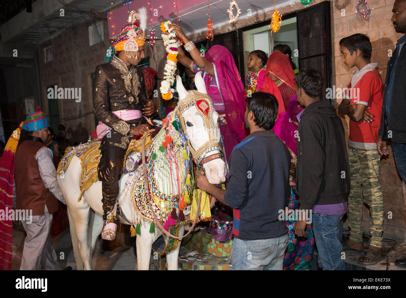 Bräutigam auf einem Pferd, das seinen Weg nach der Trauung Jodhpur Stockfoto