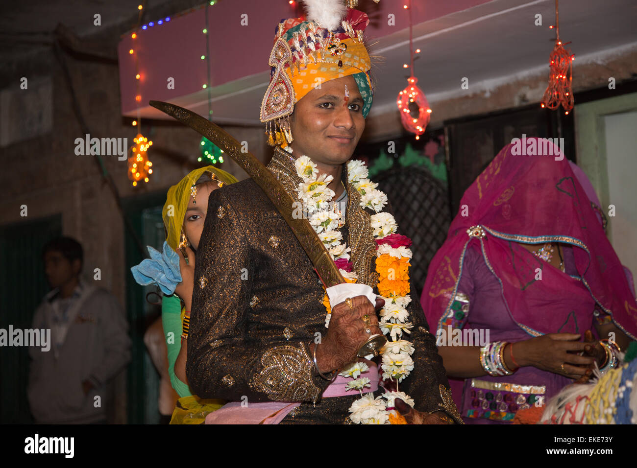 Bräutigam auf einem Pferd, das seinen Weg nach der Trauung Jodhpur Stockfoto