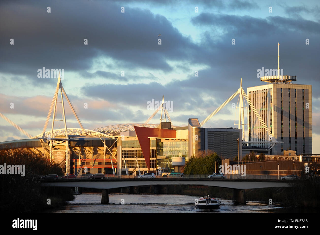Cardiff, die Hauptstadt von Wales, bei Sonnenuntergang zeigt das Fürstentum Stadion, ehemals das Millennium Stadium und Fluss Taff Stockfoto