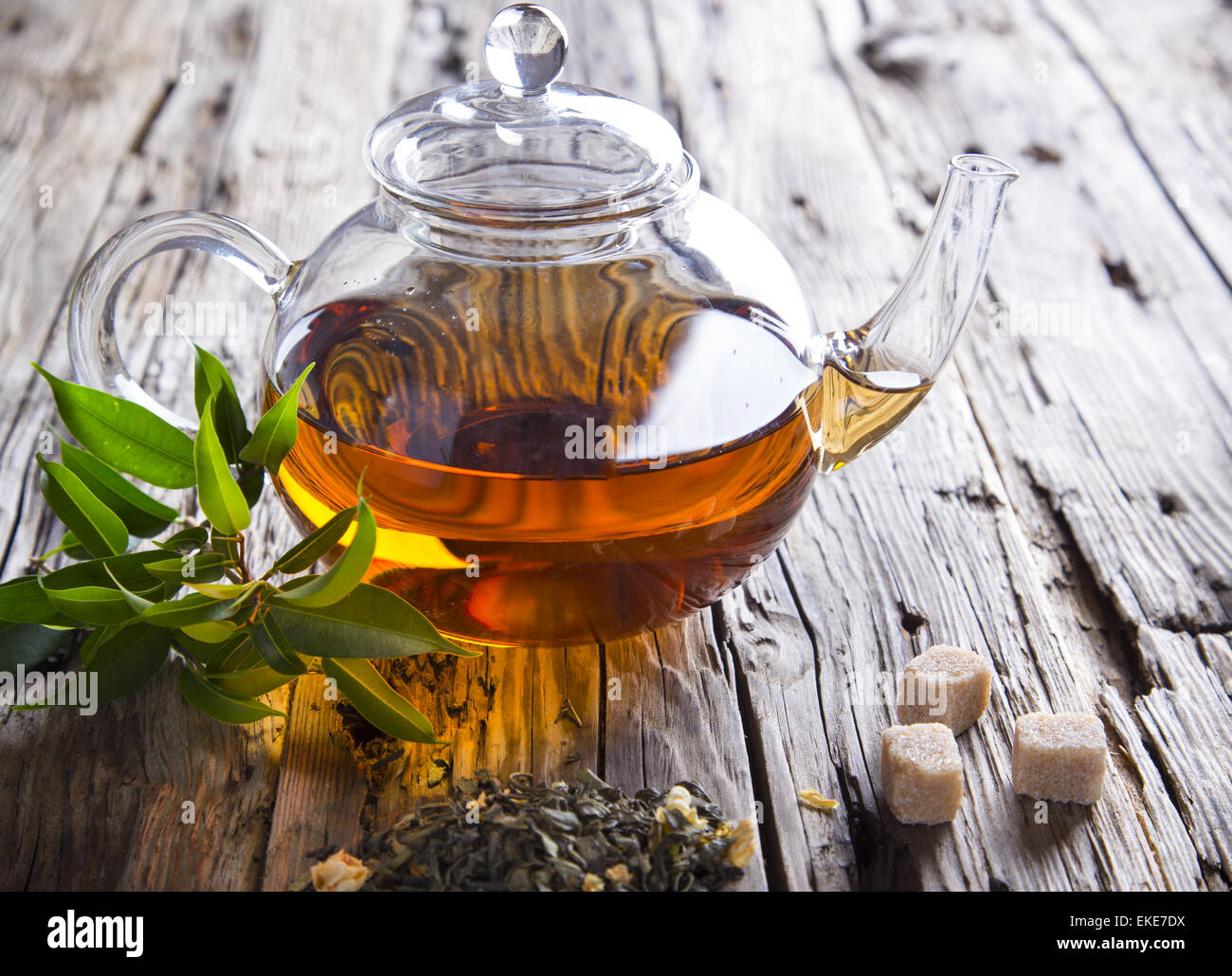 Transparente Tasse grüner Tee auf hölzernen Hintergrund Stockfoto