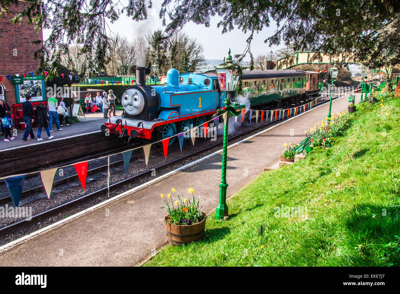 Thomas die kleine Lokomotive Thomas Wochentags auf der Brunnenkresse-Linie, Ropley Bahnhof, Mitte Hants Railway, Hampshire. England, UK Stockfoto