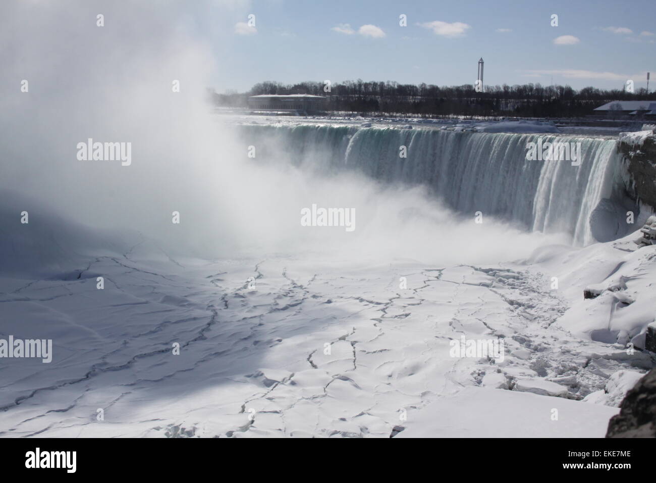 Fällt an den Niagarafällen, aufsteigenden Nebel Wintermonaten fällt aus den Augen, fast bedeckt. Eis bildete oberhalb, unterhalb und neben Stockfoto
