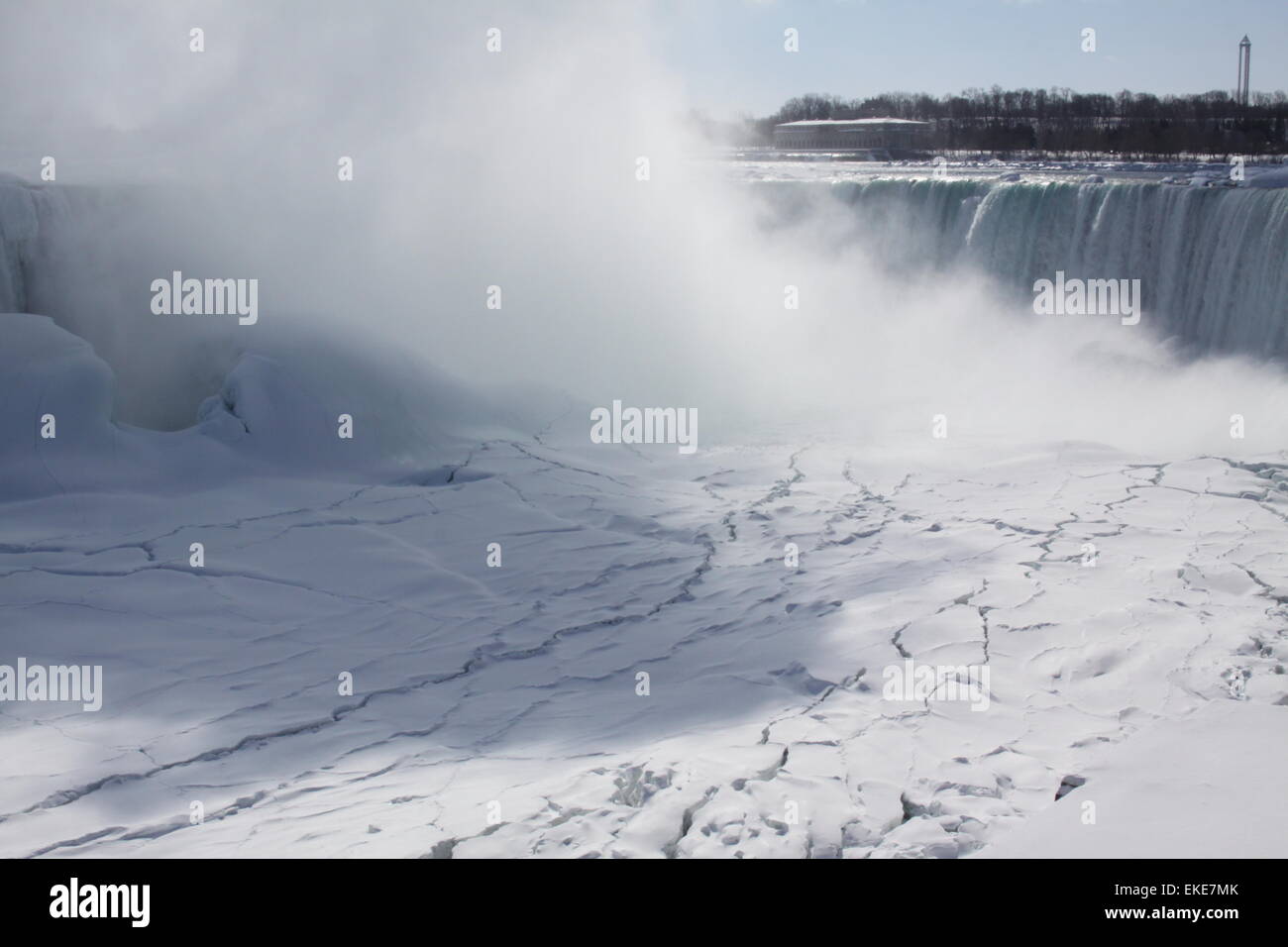 Fällt an den Niagarafällen, aufsteigenden Nebel Wintermonaten fällt aus den Augen, fast bedeckt. Eis bildete oberhalb, unterhalb und neben Stockfoto
