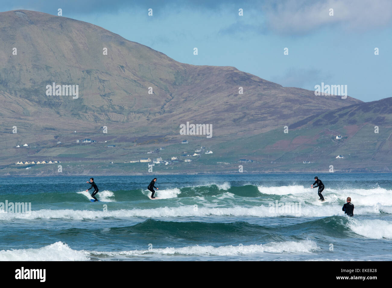 Surfen auf dem Wilden Atlantik Weg an der Westküste von Irland Stockfoto